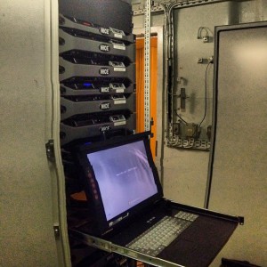 Prenosni računalnik pred serverji